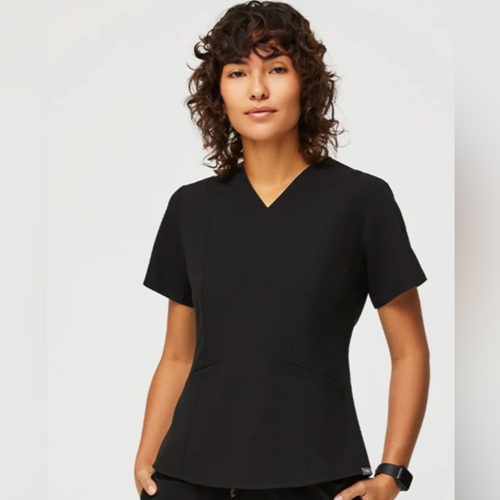 Figs Tops | Figs Casma Slim Two-Pocket Scrub Top | Color: Black | Size: Large |